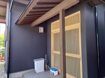玄関廻り　木部　キシラデコール　外壁塗料　質感　玄関サッシ　いい感じ　仕上がり
