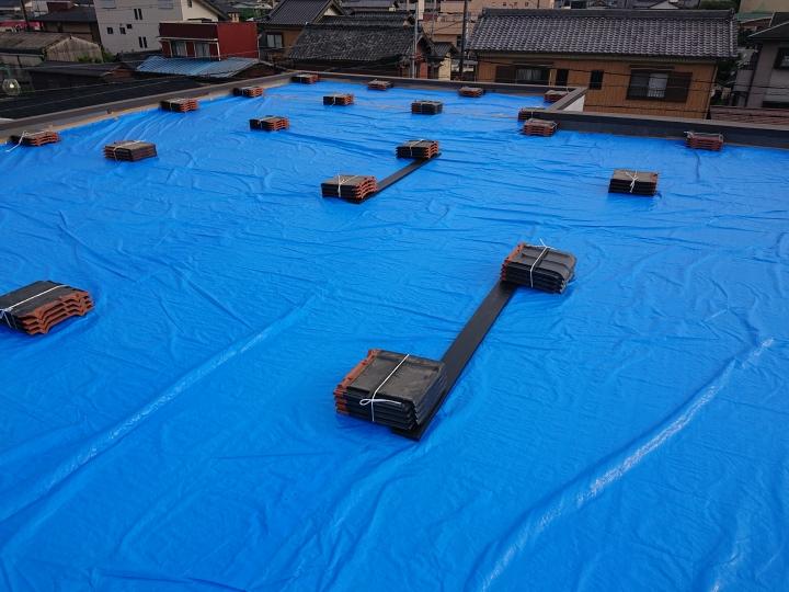 屋根　屋上　シート防水　破れ　雨漏り　応急処置　ブルーシート張り
