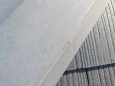 棟板金　屋根　留めている　釘　数本　浮き　箇所