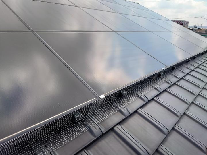 太陽光パネル　鳩対策工事　屋根　瓦　雨樋清掃　ベランダ清掃　完了