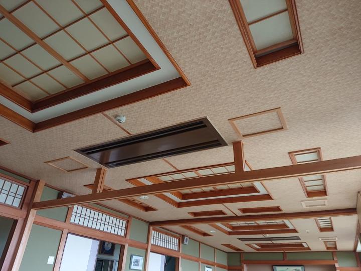宴会場　天井　クロス張り