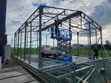 高所作業車　使用　作業中　テント倉庫