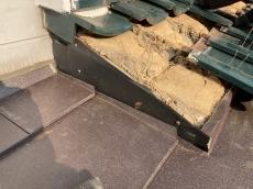 瓦屋根　取り合い部　水切板金　雨水　侵入　防ぐ