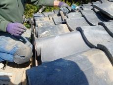 屋根　割れている　瓦　新しい　交換　軒先瓦　万十瓦　ビス　固定　ｽﾞﾚ下がり　施工中