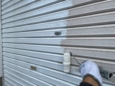 シャッター　塗装中　下地ｼｰﾗｰ　塗り中