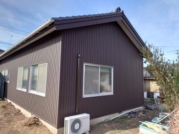 建物　外観　北側　エアコン配管カバー　取付