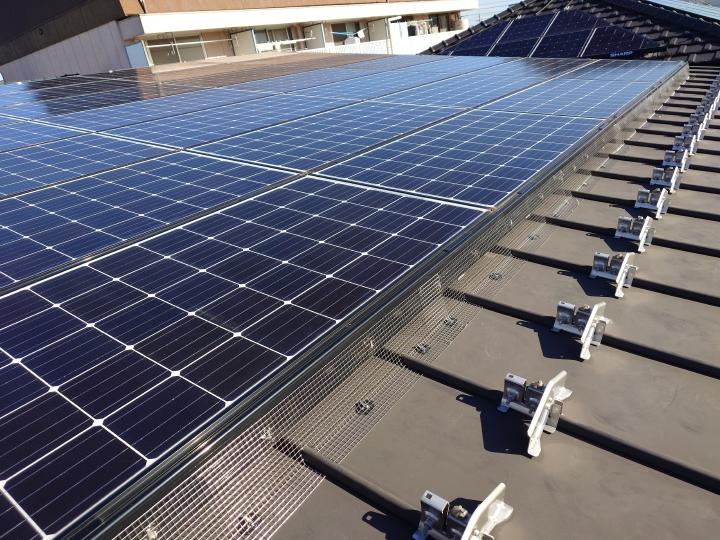 岐阜県　大垣市　屋根　太陽光パネル　鳩対策工事　ステンレス網