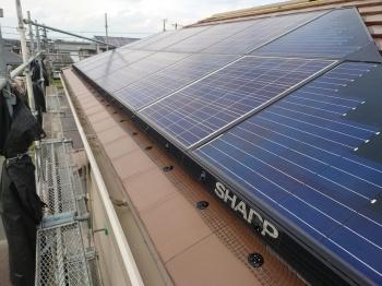 太陽光パネル　4方　樹脂製ネット　取付　完了　屋根