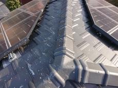 屋根　瓦　かなり　量　鳩糞