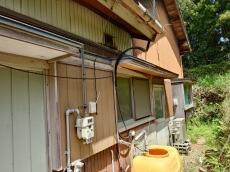 屋根上　外壁　這う　配管　下りている　太陽熱温水器