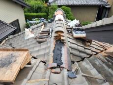 谷板金　絡む　棟　復旧中　屋根　瓦
