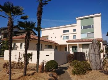 外壁　塗装　リフォーム　完了　大きい家　洋風　外観　仕上がり　アクセント　緑系　塗料　際立つ