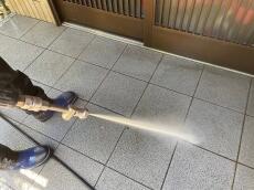 玄関ﾀｲﾙ　高圧洗浄　キレイ