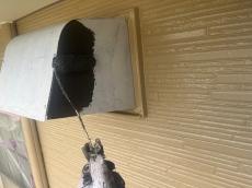 付帯部　外壁　換気扇　塗装中　屋根　雨樋　塗装色　合わす