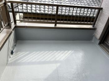 バルコニー　ベランダ　ＦＲＰ防水　仕上げ　トップコート　塗装　塗料　塗布　防水工事　完了
