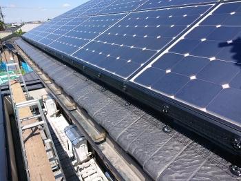 施工完了　太陽光パネル　4方　樹脂製ネット　取り付け