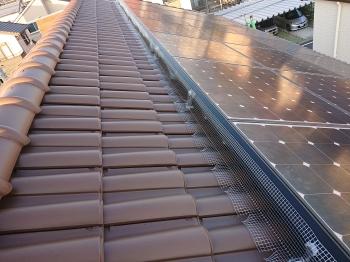 屋根　太陽光パネル　4方　ステンレス製網　取付完了　鳩　侵入　出来ない