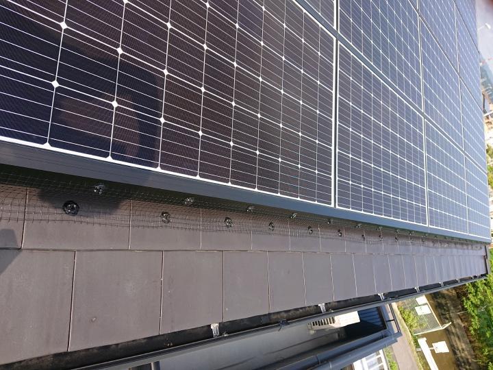 太陽光パネル　鳩対策工事　樹脂製　ネット