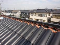 屋根葺き替え施工中　ｻﾝﾚｲ　鶴弥　棟下地　ｽﾃﾝﾚｽ棟金具　樹脂木　ﾋﾞｽ固定