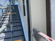 下屋根　水切板金　下塗り　錆止め　塗装中