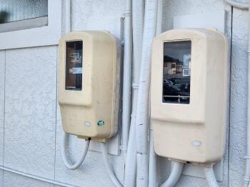 外壁　電気ﾒｰﾀｰ　脱着　背板木　取替え　塗装　