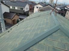 屋根　建物　様子　施工前　カラーベスト　色褪せ　劣化