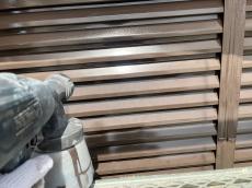外壁　雨戸　塗装　仕上げ　塗料　吹付中