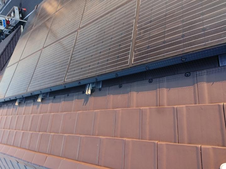 施工完了　太陽光パネル　鳩対策　樹脂製ネット