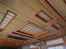 天井　雨漏り　ベニヤ　剥がれ　宴会場