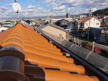 凹凸　瓦　馴染ませ　施工　可能　太陽光パネル軒側　様子　ステンレス網　取付　完了