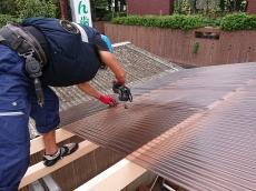 新しい波板ポリカ　取付中　専用ビス　固定