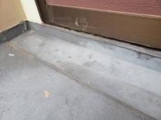 ベランダ　建物側　水切部材　施工