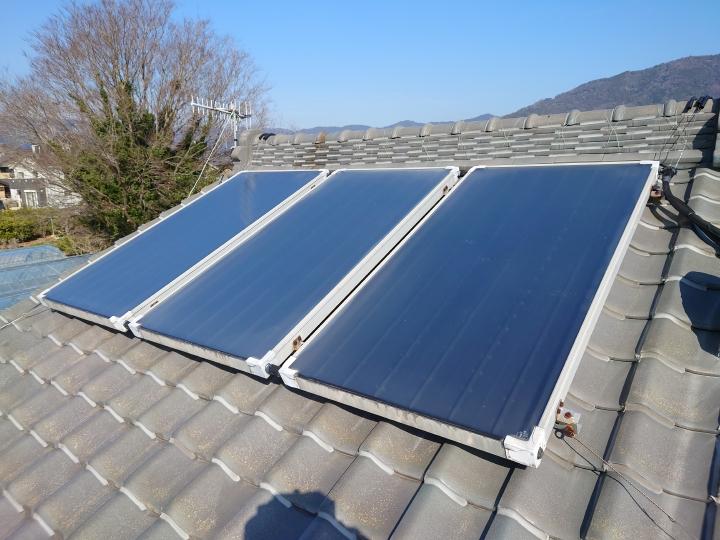 屋根　太陽熱温水器撤去工事　タンク撤去