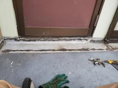 ベランダ　水切部分　撤去中