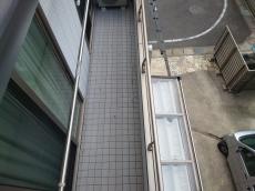 ﾍﾞﾗﾝﾀﾞ　屋根上　鳩糞　落ちる