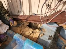 屋根　壁際　瓦　捲り　壁土　見える　雨漏り