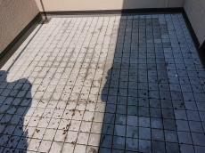 ベランダに鳩糞がたくさん落ちています