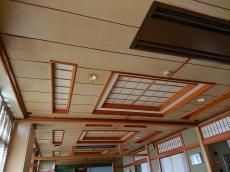 宴会場　天井　雨漏り　ベニヤ　剥がれ
