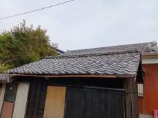 施工前　納屋　屋根　瓦　様子