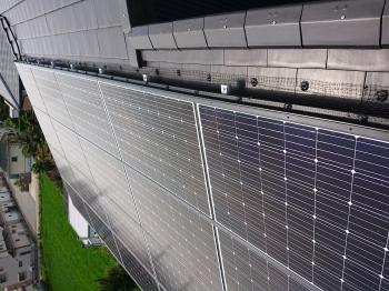 4方　取付完了　屋根上　太陽光ﾊﾟﾈﾙ　樹脂製ネット　ﾊﾟﾈﾙ下　鳩入れない