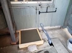 屋外　倉庫　洗濯機　置く　基礎　流し台　水道　配管　施工