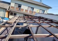 ポリカ　剥がし　屋根　下地　腐り