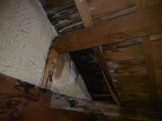 雨漏り箇所　屋根裏　様子　野地　腐り