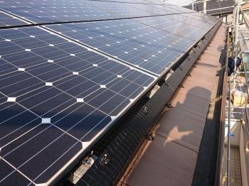 施工完了　屋根　瓦　軒側写真　鳩　太陽光パネル下　入れない