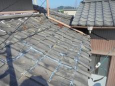 施工前　瓦劣化　屋根下地傷む　以前修理　コーキング　雨漏り酷く