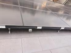 太陽光パネル　上側　ステンレス網　取り付ける為　金具　取付