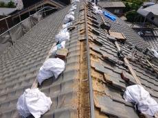 棟際　桟瓦　寸足らず　箇所　新しい　瓦　入れる