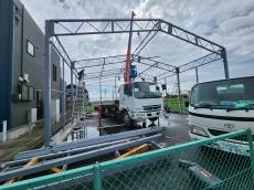 テント倉庫　鉄骨組み　工事　開始　部材　荷揚げ　ユニック車
