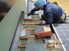 施工中　壁あたり付近　瓦　捲り中
