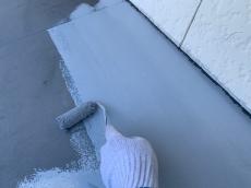 庇　塗装中　下塗り中